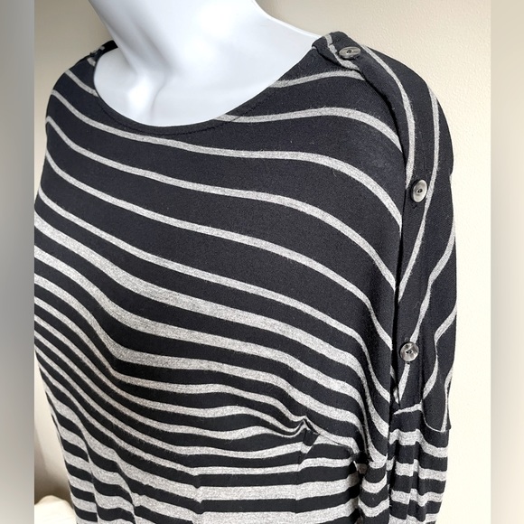 Like New Decorative Button Shoulders - Picture 2 of 6